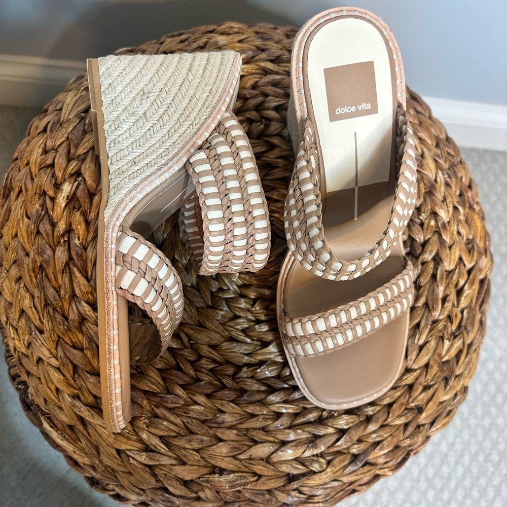 NWT sz 8 Dolce Vita Abigail wedge nude double strap sandal tan